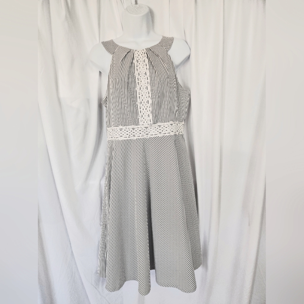 London Times Gray/White Striped Sleeveless Dress with Lace Detail. Size 10